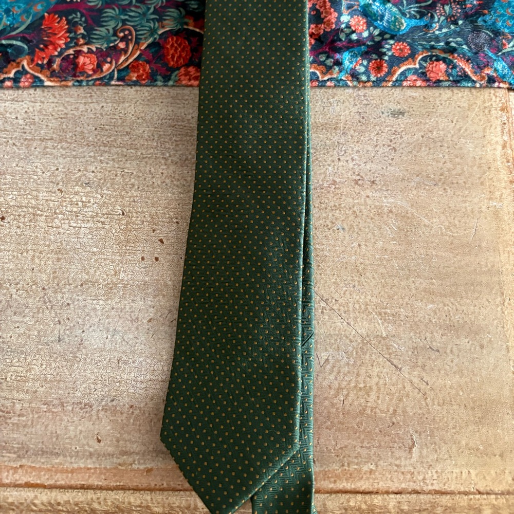 The Tie Bar Micro Pin Dot Green Tie modern fit